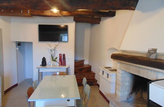 SE051 - Palazzo d'Arcevia, charming renovated three-room apartment