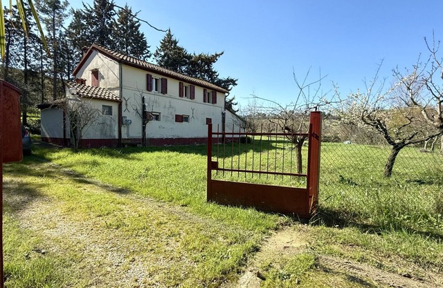 SE143 - Senigallia, farmhouse surrounded by green hills