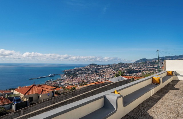Sea and mountain view - Madeira Friendly Guest House