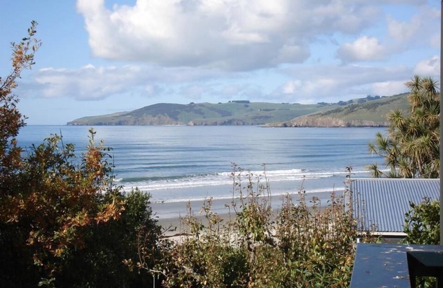 Sea & beach views with safe swimming 15 min north of Dunedin.