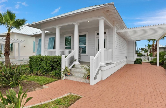 Sea Breeze Cottage - Private home at The Shores