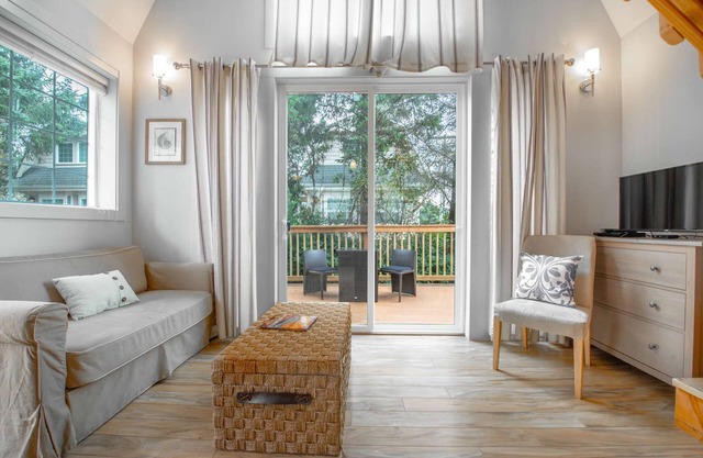 Sea Breeze Cottage - Pet Friendly, Walk to Beach!