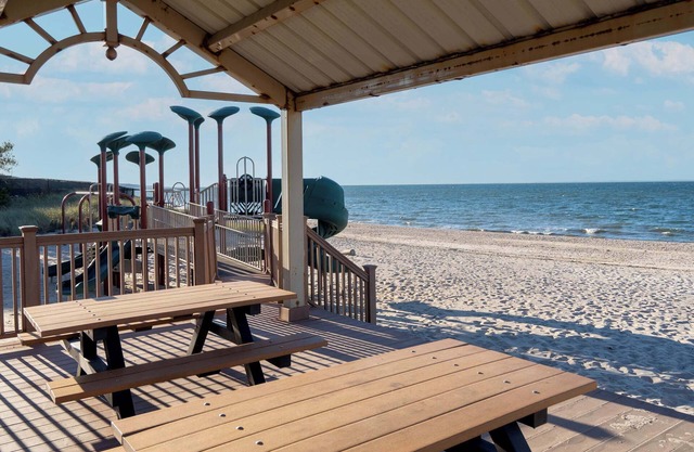 Sea Breeze: Hot Tub, Steps to Beach, Near Vineyards