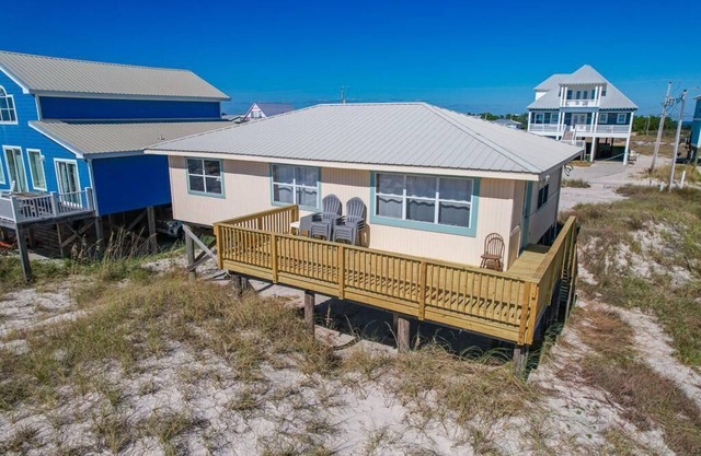 Sea Breeze- Quaint 2 Bedroom Private Gulf Front home