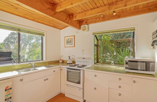 Sea Breeze Sanctuary - Pauanui Holiday Home