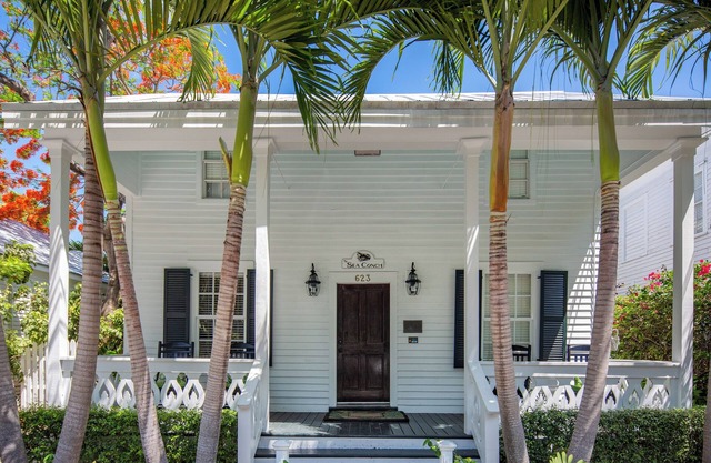 SEA CONCH~ Amazing location with shared pool, deck, and parking!
