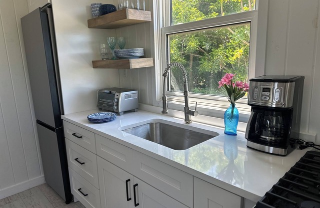 Sea cottage 2/1 in white sound on GTC Abaco Bahamas full kitchen, AC & WiFi