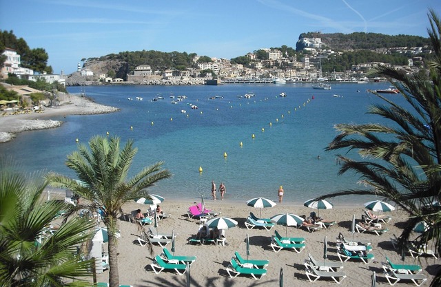 Sea Front Apartment with Spectacular Views over the Bay and Promenade