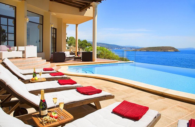 Sea Front, Beach 5 mins, Large Heated Jacuzzi , 2 WiFis, Games/Meeting Lounge