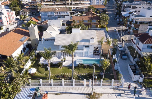 Sea Front House in Bombinhas - 6 Suites and Pool
