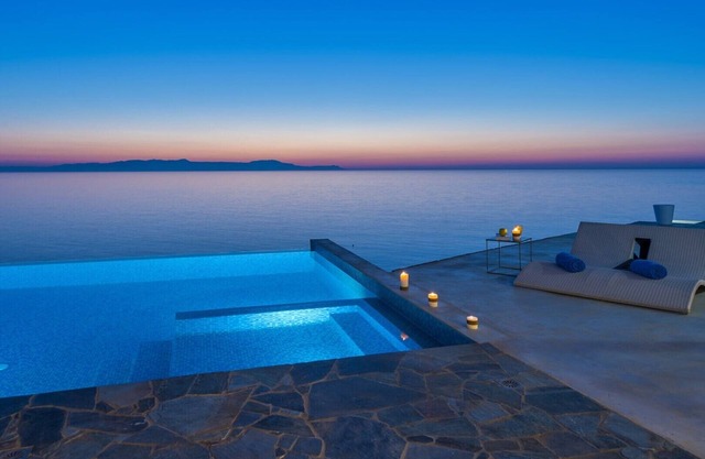 Sea front lux villa★Heated pool★Direct access to the sea★Stunning seaview