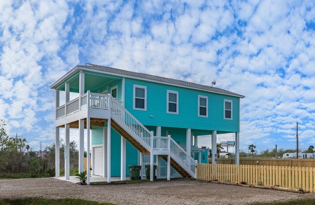 Sea Glass Cottage - Super Cute! Outdoor bar, pet friendly, Sleeps 9