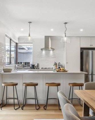 Sea La Vie ~ Pet Friendly Coastal Chic Broadwater Retreat