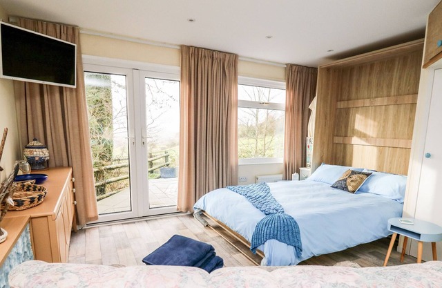 SEA MOSS CABIN, romantic, with pool in Tywyn