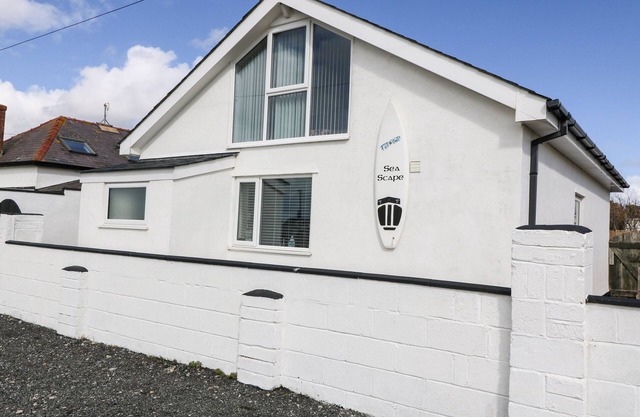 SEA SCAPE, family friendly, country holiday cottage in Dinas Dinlle