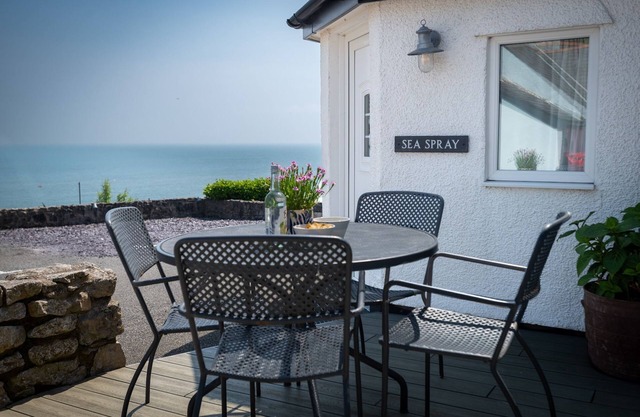 Sea Spray - sleeps 4 guests in 2 bedrooms