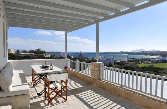 Sea Swell Studio - panoramic views and shared pool