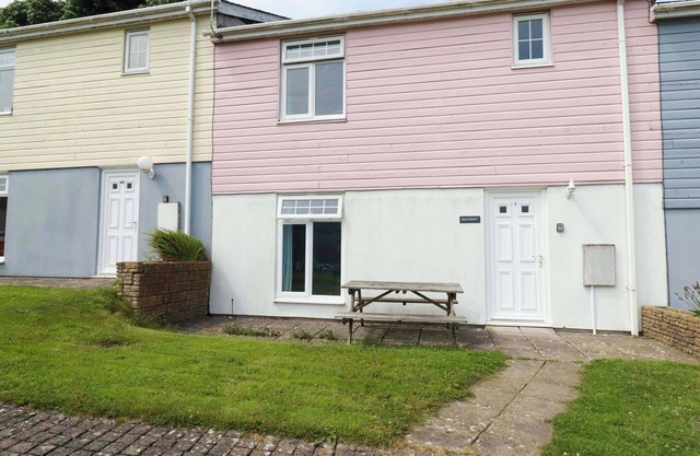 SEA THRIFT, family friendly, with pool in Indian Queens