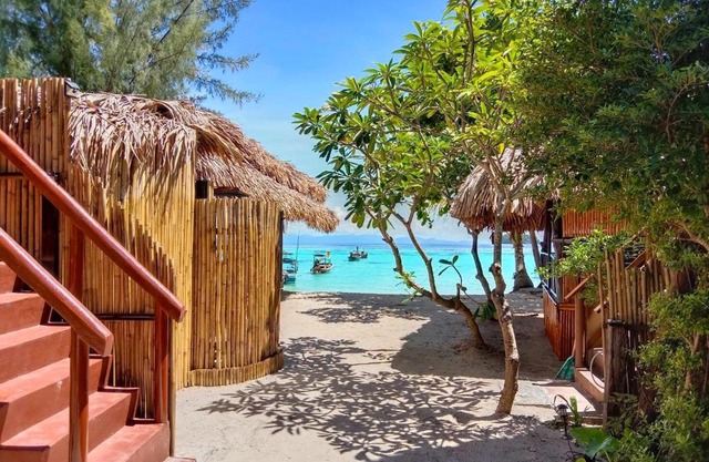 Sea To Moon Lipe