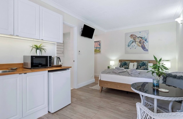 Sea Turtle ncozy studio in marvelous Clifton Beach