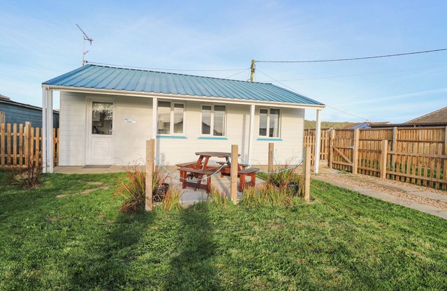 SEA URCHIN, pet friendly, character holiday cottage in Eccles-On-Sea