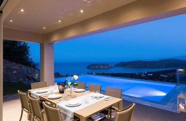 Sea view 3 bedroom villa close to Plaka beach