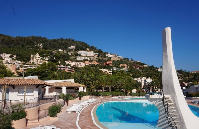 sea ​view Apartment Direct access private beach, swimming pools, sauna, hammam, tennis etc.