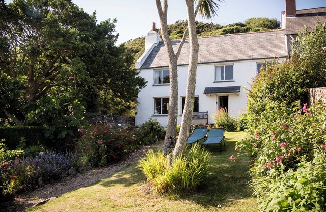Sea View Cottage, 10 mins walk to the beach, no WiFi or phone signal!