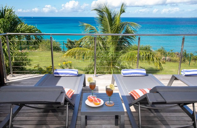 SEA VIEW ! DIRECT BEACH ACCESS !