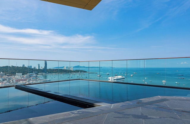 Sea View Edge Central Pattaya