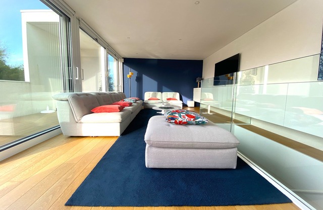 SEA VIEW, FERRIES and MARINA - Architect-designed luxury villa *