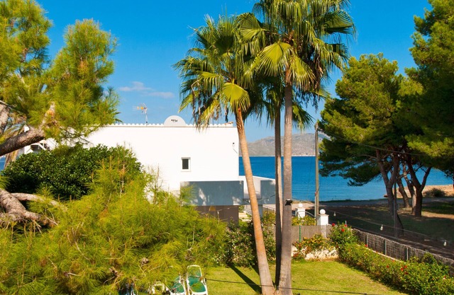 Sea View House for 8, huge garden and terraces, just a few metres from the sea