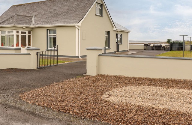 SEA VIEW LODGE, family friendly in Doonbeg, County Clare