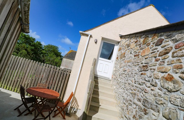 SEA VIEW LOFT, pet friendly, character holiday cottage in Rosudgeon