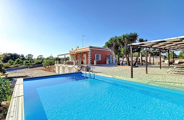 Sea view pool villa w/garden, 2km from sand