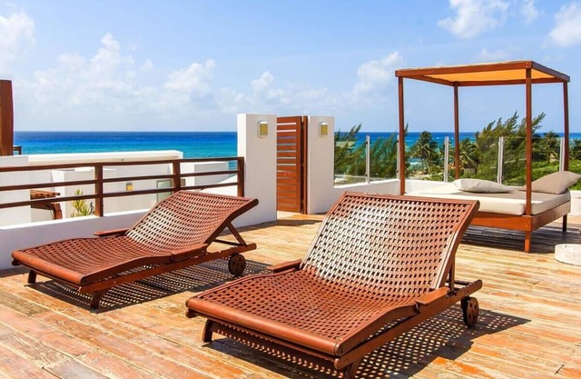 Sea View Poolside Retreat Near 5th Ave Fun