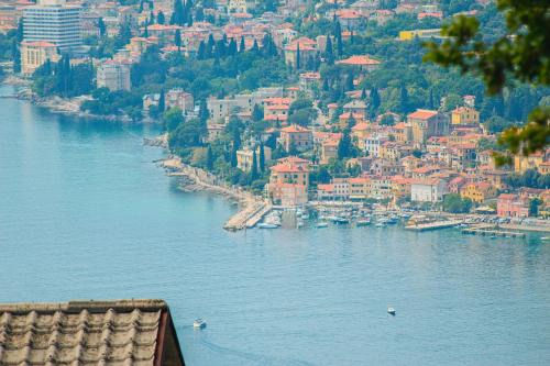 Sea View Retreat With 170Mbps WiFi And Sunny Balcony