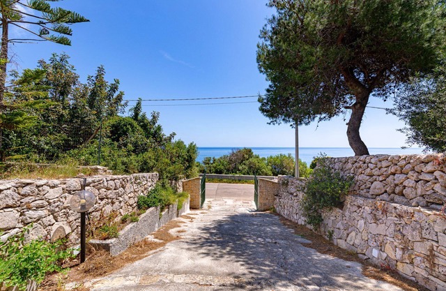 Sea view villa with garden near Marina di Novaglie