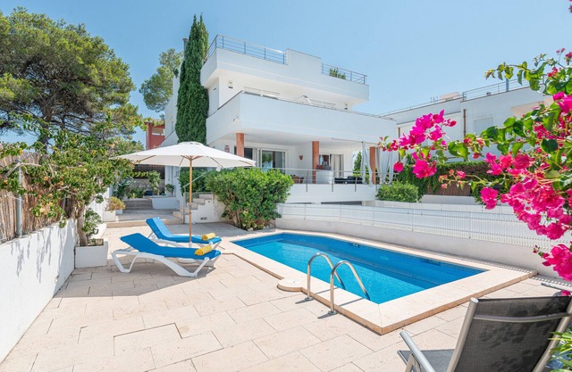 Sea view villa with pool, only 20 metres to the beach of Barcares, Alcudia