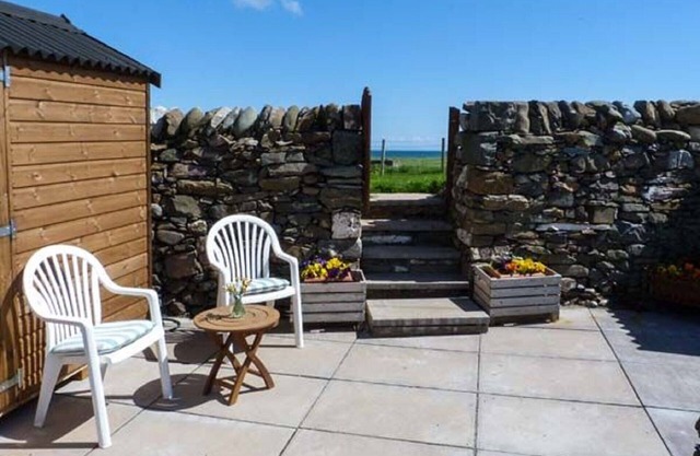Sea Views, Lovely Kitchen,Cosy Lounge,Private Garden,Rest/Bar yards away