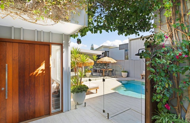 Sea views, minutes from the beach