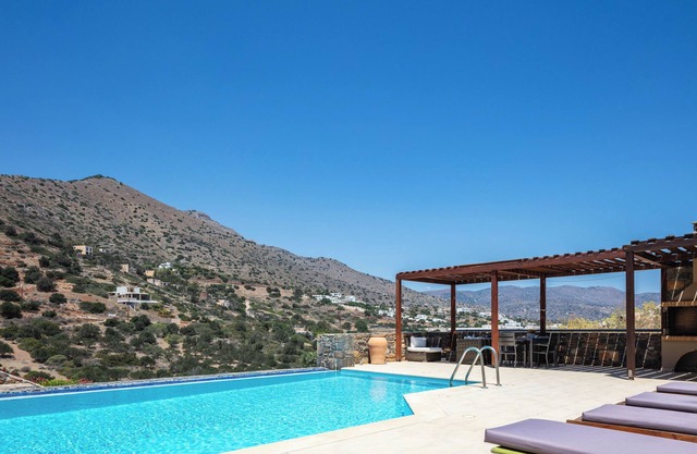 Sea views, short drive to the beach and shops!