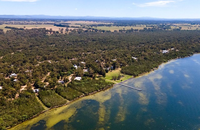 Seabird - Waterfront Retreat: Secluded lodges perfect for nature lovers