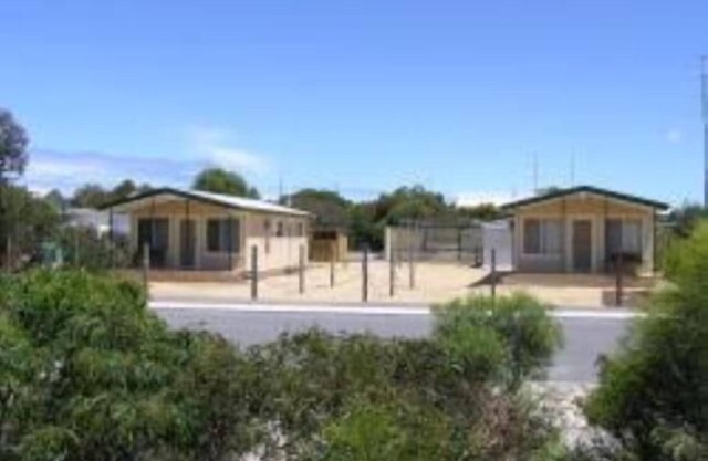 Seabreeze Accommodation sleeps 4. Minimum 2 night stay