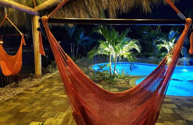 Seabreeze Yes Plz! Private, Spacious Family 4 Bdrm 4 Ba Pool Home w Spa & Tiki!