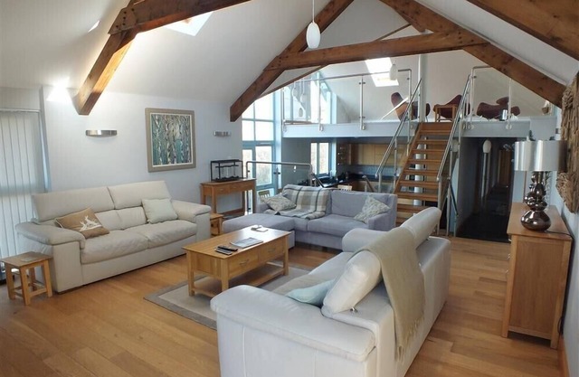 SEABROOK, family friendly, country holiday cottage in Broad Haven