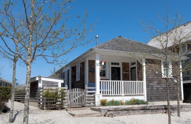 Seabrook's Beach Reflections, a tranquil home near Town Center!