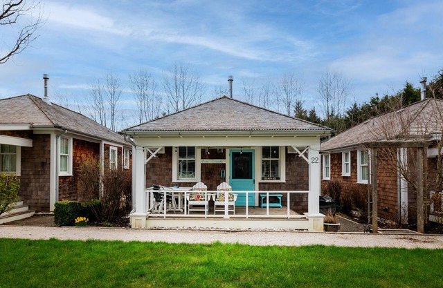 Seabrook's Cape Escape a cozy 2-bedroom home with a covered porch!