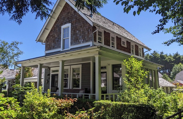 Seabrook's Ella's Escape, a quiet 2-bedroom home with forest views!
