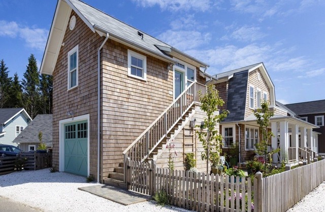 Seabrook's High Tide Green Grass, relax with a view of the horse pasture!